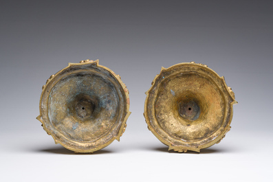 Een paar Franse verguld bronzen Lodewijk XV-stijl kandelaars met floraal decor, 19de eeuw