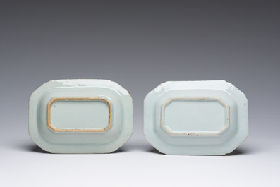 Drie Chinese blauw-witte en famille rose dekselterrines met twee onderschotels, Qianlong