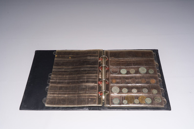 Collection vari&eacute;e de monnais et de fiches dont la plupart en argent, accompagn&eacute;e de trois publications, 19&egrave;me/20&egrave;me si&egrave;cle