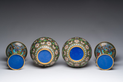 Deux paires de vases en &eacute;maux cloisonn&eacute;s et un plat &agrave; d&eacute;cor de papillons parmi des branches fleuries sur un support en bois, Chine, 20&egrave;me si&egrave;cle