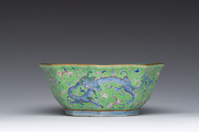 Bol de forme hexagonale en porcelaine de Chine famille rose &agrave; d&eacute;cor de dragons, marque et &eacute;poque de Tongzhi