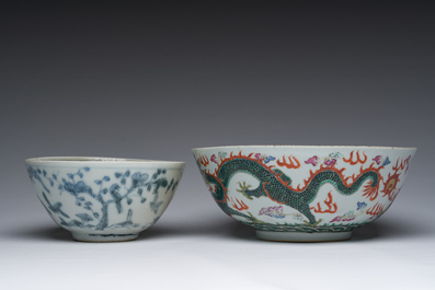 Bol en porcelaine de Chine bleu et blanc dit 'de Swatow' et un bol rose-verte &agrave; d&eacute;cor de dragons, 19&egrave;me si&egrave;cle