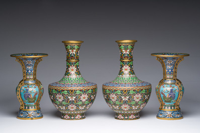 Deux paires de vases en &eacute;maux cloisonn&eacute;s et un plat &agrave; d&eacute;cor de papillons parmi des branches fleuries sur un support en bois, Chine, 20&egrave;me si&egrave;cle
