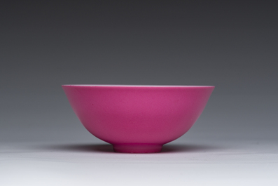 Bol en porcelaine de Chine en rose monochrome, marque de Yongzheng, R&eacute;publique