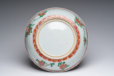 Assiette et vase de forme rouleau en porcelaine de Chine famille verte &agrave; d&eacute;cor floral, Kangxi et post&eacute;rieur