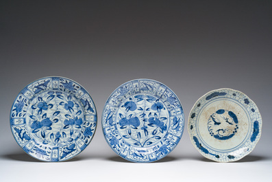 Three Japanese blue and white Arita dishes with floral design, Edo, 17th/19th C.