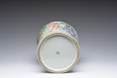 Een Chinese famille rose balustervaas met onsterfelijken, zes-karaktermerk, 20ste eeuw