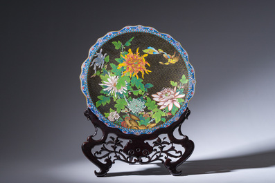 Deux paires de vases en &eacute;maux cloisonn&eacute;s et un plat &agrave; d&eacute;cor de papillons parmi des branches fleuries sur un support en bois, Chine, 20&egrave;me si&egrave;cle