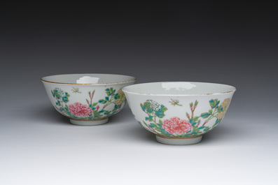 Paire de bols en porcelaine de Chine famille rose &agrave; d&eacute;cor de pivoines, marque de Jiangxi Zhen Pin, R&eacute;publique, 20&egrave;me si&egrave;cle