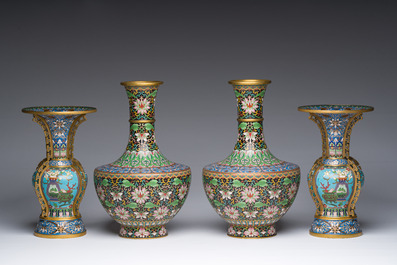 Deux paires de vases en &eacute;maux cloisonn&eacute;s et un plat &agrave; d&eacute;cor de papillons parmi des branches fleuries sur un support en bois, Chine, 20&egrave;me si&egrave;cle