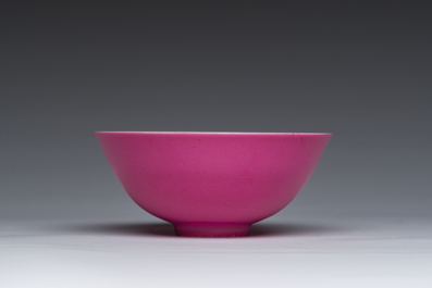 Bol en porcelaine de Chine en rose monochrome, marque de Yongzheng, R&eacute;publique