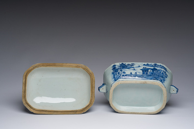 Drie Chinese blauw-witte en famille rose dekselterrines met twee onderschotels, Qianlong