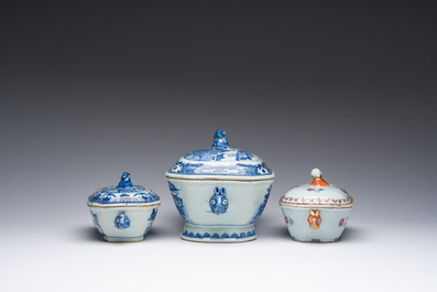 Drie Chinese blauw-witte en famille rose dekselterrines met twee onderschotels, Qianlong