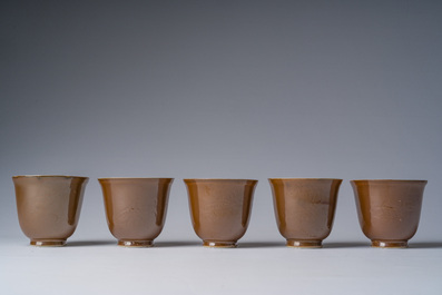 Vijf Chinese koppen en schotels met onderglazuur decor op capucijnbruine fondkleur, Qianlong