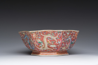 Bol de forme hexagonale en porcelaine de Chine famille rose &agrave; d&eacute;cor de dragons, marque et &eacute;poque de Tongzhi
