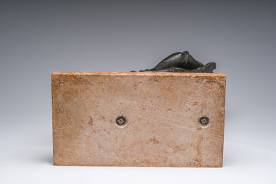 Otto De Beul (1845-1899): M&egrave;re et enfant, bronze &agrave; patin brune sur socle en marbre, marque de fonderie 'G. Paternotte fondeur Lembecq'