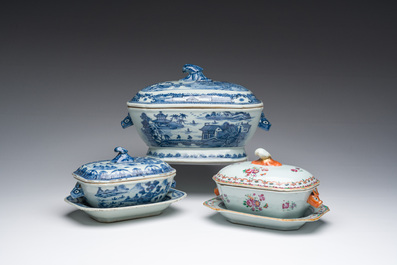 Drie Chinese blauw-witte en famille rose dekselterrines met twee onderschotels, Qianlong