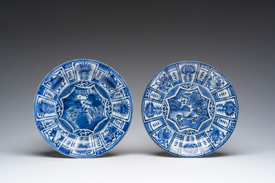 Paire d'assiettes en porcelaine Arita de Japon bleu et blanc dans le style des porcelaines Kraak, Edo, 17&egrave;me/19&egrave;me si&egrave;cle