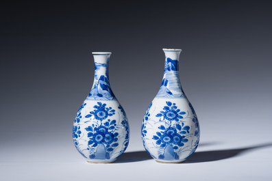 Een paar Chinese peervormige blauw-witte vazen met kraanvogels, Kangxi