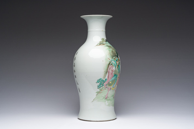 Een Chinese famille rose balustervaas met onsterfelijken, zes-karaktermerk, 20ste eeuw