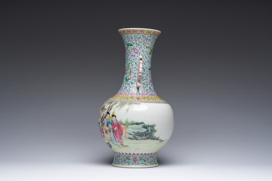 Een fraaie Chinese flesvormige famille rose vaas met dames die zich ontspannen in een paleistuin, Qianlong merk, 20ste eeuw