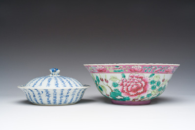 Bol en porcelaine de Chine famille rose pour le march&eacute; Straits ou Peranakan et un bol couvert pour le march&eacute; thai &agrave; d&eacute;cor de calligraphie, 19&egrave;me s.