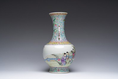 Een fraaie Chinese flesvormige famille rose vaas met dames die zich ontspannen in een paleistuin, Qianlong merk, 20ste eeuw