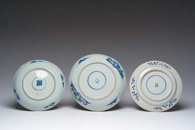 Drie Chinese blauw-witte schotels, 18de/19de eeuw