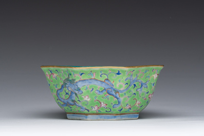 Bol de forme hexagonale en porcelaine de Chine famille rose &agrave; d&eacute;cor de dragons, marque et &eacute;poque de Tongzhi