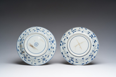 Paire d'assiettes en porcelaine Arita de Japon bleu et blanc dans le style des porcelaines Kraak, Edo, 17&egrave;me/19&egrave;me si&egrave;cle