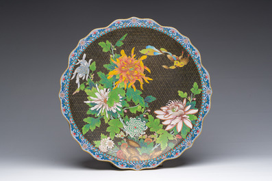 Deux paires de vases en &eacute;maux cloisonn&eacute;s et un plat &agrave; d&eacute;cor de papillons parmi des branches fleuries sur un support en bois, Chine, 20&egrave;me si&egrave;cle