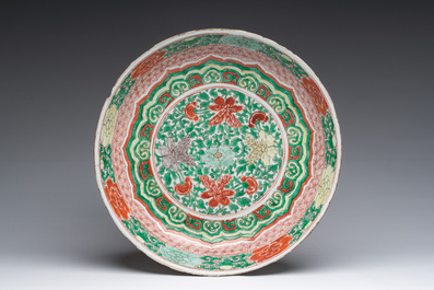 Assiette et vase de forme rouleau en porcelaine de Chine famille verte &agrave; d&eacute;cor floral, Kangxi et post&eacute;rieur