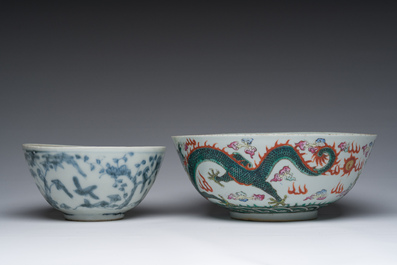 Bol en porcelaine de Chine bleu et blanc dit 'de Swatow' et un bol rose-verte &agrave; d&eacute;cor de dragons, 19&egrave;me si&egrave;cle
