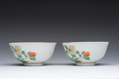 Paire de bols en porcelaine de Chine famille rose &agrave; d&eacute;cor de pivoines, marque de Jiangxi Zhen Pin, R&eacute;publique, 20&egrave;me si&egrave;cle