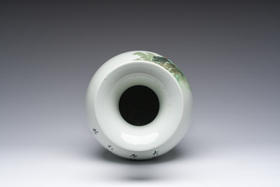 Een Chinese famille rose balustervaas met onsterfelijken, zes-karaktermerk, 20ste eeuw