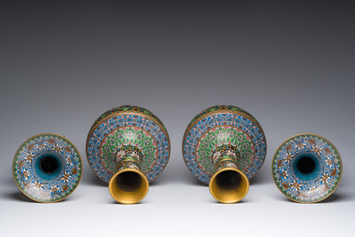 Deux paires de vases en &eacute;maux cloisonn&eacute;s et un plat &agrave; d&eacute;cor de papillons parmi des branches fleuries sur un support en bois, Chine, 20&egrave;me si&egrave;cle