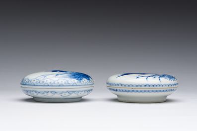 Deux bo&icirc;tes &agrave; p&acirc;te en porcelaine de Chine bleu et blanc dans le style de Wang Bu 王步, marque de Yongzheng, R&eacute;publique, 20&egrave;me si&egrave;cle