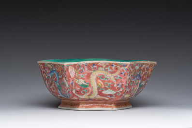 Bol de forme hexagonale en porcelaine de Chine famille rose &agrave; d&eacute;cor de dragons, marque et &eacute;poque de Tongzhi