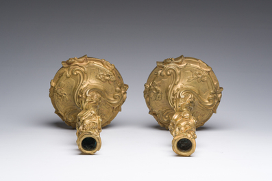 Een paar Franse verguld bronzen Lodewijk XV-stijl kandelaars met floraal decor, 19de eeuw