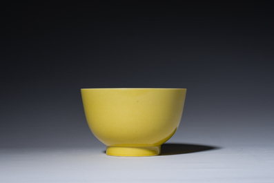 Bol en porcelaine de Chine en jaune monochrome, marque de Qianlong, 19&egrave;me/20&egrave;me si&egrave;cle