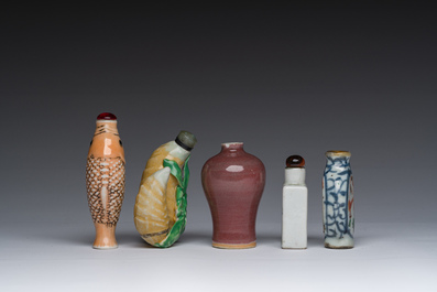 Five Chinese porcelain snuff bottles, 19th/20th C.