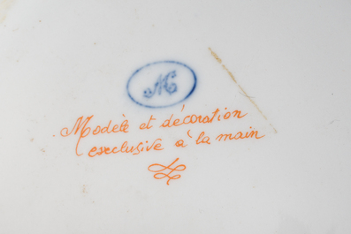 Een Italiaanse polychrome en deels vergulde driedelige S&egrave;vres-stijl schouwgarnituur met landschappen en romantische sc&egrave;nes, Giulia Mangani, 20ste eeuw