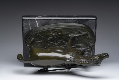 Pierre-Jules M&egrave;ne (1810-1879): Een paard aan een afsluiting, groengepatineerd brons op een marmeren basis, tweede helft 20ste eeuw