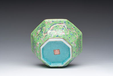 Bol de forme hexagonale en porcelaine de Chine famille rose &agrave; d&eacute;cor de dragons, marque et &eacute;poque de Tongzhi