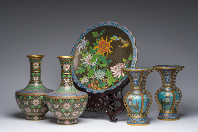 Deux paires de vases en &eacute;maux cloisonn&eacute;s et un plat &agrave; d&eacute;cor de papillons parmi des branches fleuries sur un support en bois, Chine, 20&egrave;me si&egrave;cle