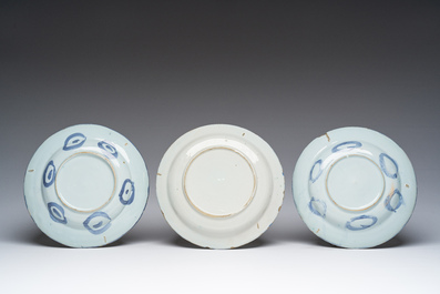 Drie blauw-witte Delftse borden met chinoiserie decor, 17de/18de eeuw
