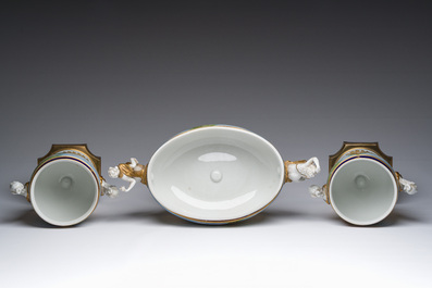 Een Italiaanse polychrome en deels vergulde driedelige S&egrave;vres-stijl schouwgarnituur met landschappen en romantische sc&egrave;nes, Giulia Mangani, 20ste eeuw