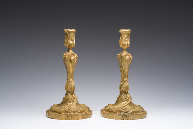 Een paar Franse verguld bronzen Lodewijk XV-stijl kandelaars met floraal decor, 19de eeuw