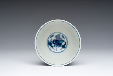 Een Chinese blauw-witte kom met mythische dieren, Yongzheng merk, 19de/20ste eeuw