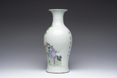 Een Chinese famille rose balustervaas met onsterfelijken, zes-karaktermerk, 20ste eeuw